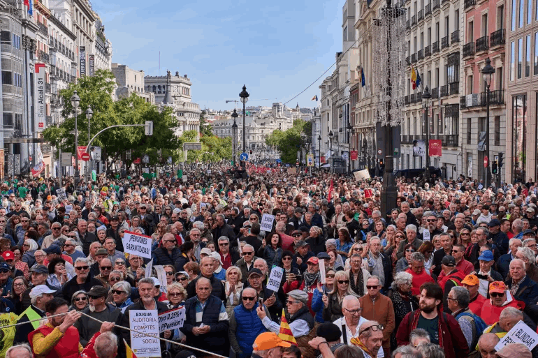Huge crowds sweep Madrid with 25,000 participants to demand the protection of pensions