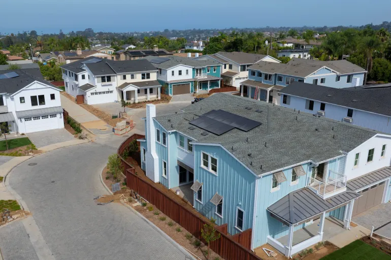 The housing crisis threatens to change the compass of American voters on the eve of the congressional elections