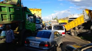 The Al-Hazan crisis and the prevention of crossing ignite protests and close the roads of Al-Dinniyeh with trucks