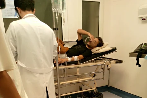 A stray bullet turns a young man’s life into hell: the family is under threat and the sister wonders why the perpetrator got away