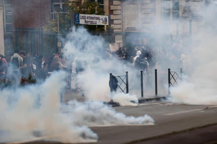 French Square of Rage: Back and forth between students and security amid tear gas smoke