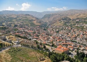 The army intervenes to dismantle a suspicious package that caused panic on the Bekaa road