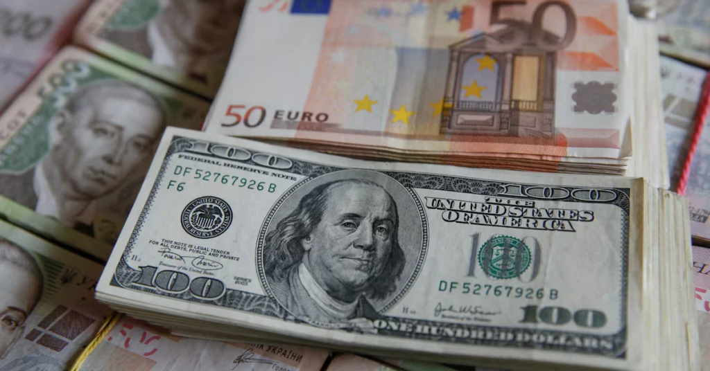 The collapse of the euro against the dollar due to the Paris crisis and its repercussions on the markets