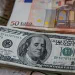 The collapse of the euro against the dollar due to the Paris crisis and its repercussions on the markets