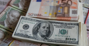 The collapse of the euro against the dollar due to the Paris crisis and its repercussions on the markets