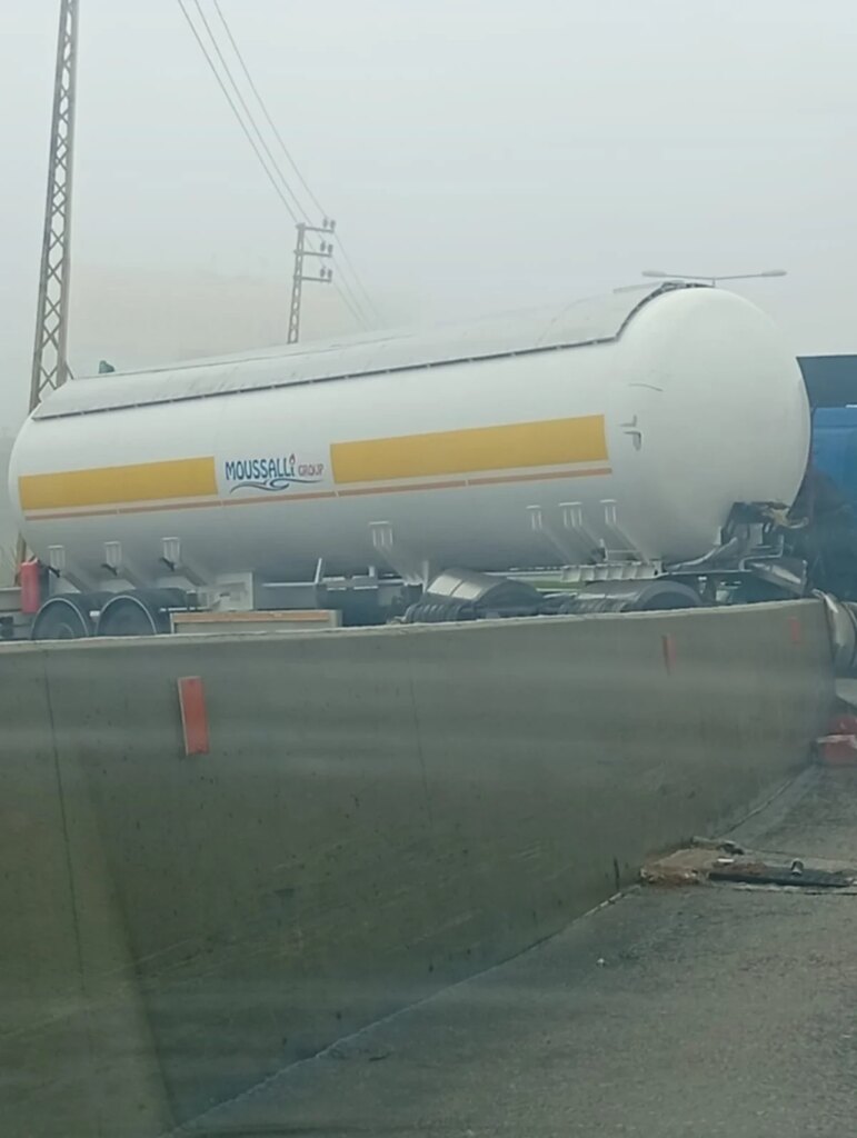 A tanker overturns disrupts traffic in Sawfar and causes a severe traffic jam towards the capital