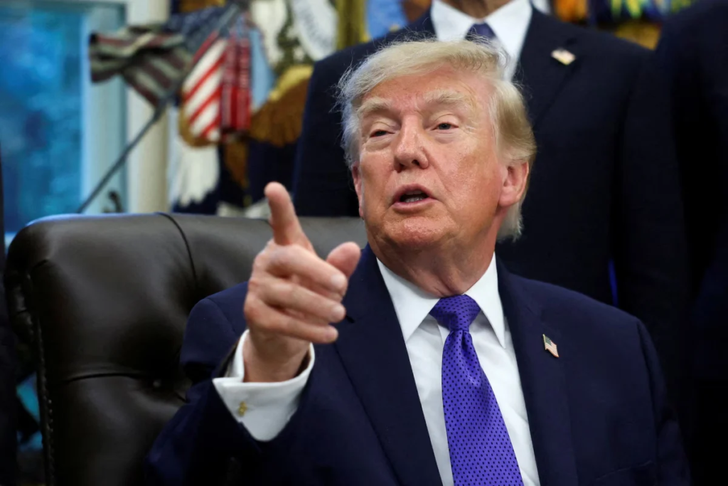 Trump threatens Iran and warns Hezbollah of the fate of having its arms crossed