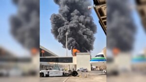 A bloody attack hits Riyadh airport: one dead, including an American, and hundreds wounded