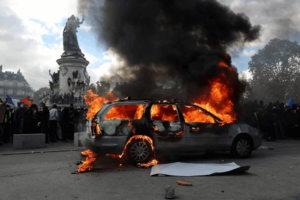 Riot flames ignite France…and Trump attacks Macron: “Paris will soon turn into a Muslim city!”