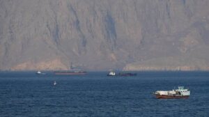 Closing the Strait of Hormuz: Tehran announces the retreat of American ships to safe distances