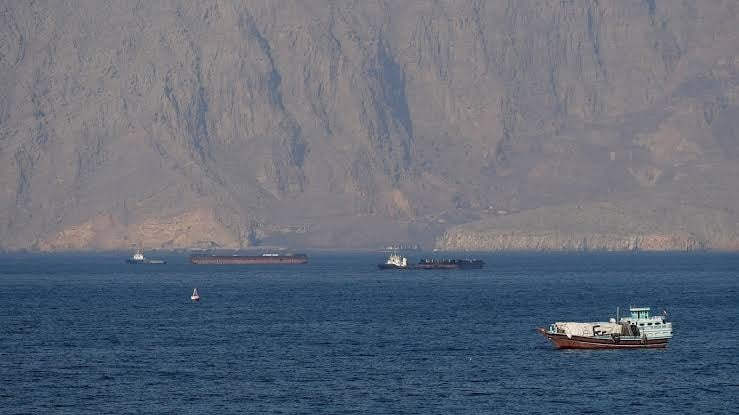 Closing the Strait of Hormuz: Tehran announces the retreat of American ships to safe distances