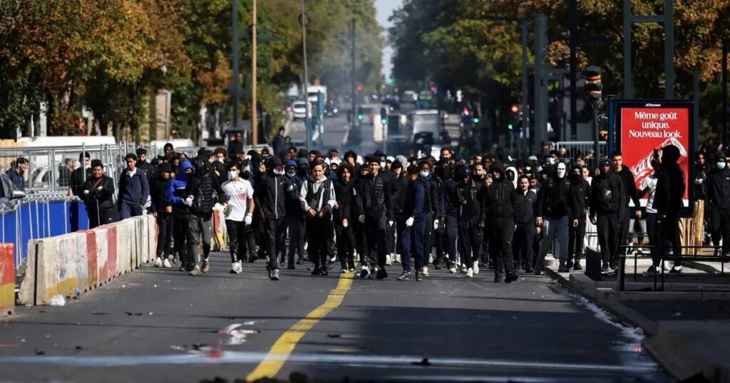 A massive wave of anger sweeps France in a new strike that disrupts the state